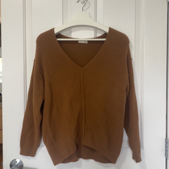 SOLD Aritzia Wilfred Free Relaxed V-Neck Sweater - Picture 2 of 4